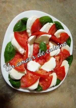 Une photo de Salade tomate mozzarella basilic