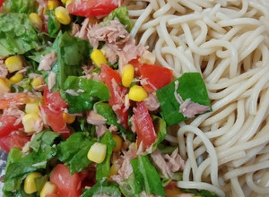 Una foto de Tallarines con ensalada de atún