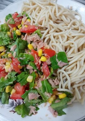 Una foto de Tallarines con ensalada de atún