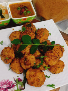 सूजी और दही की पोड़ी इडली (semolina curd podi idli recipe in Hindi) रेसिपी मुख्य फोटो