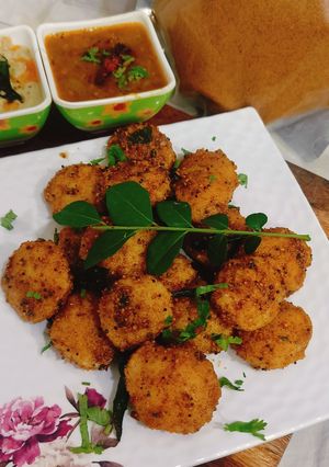 A picture of Semolina and Yogurt Podi Idli.