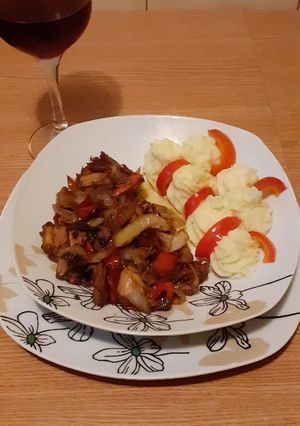 O poză a rețetei Pui picant cu legume și reducție de vin.