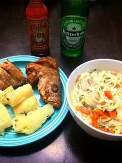 Una foto de Pescado Frito, Yuca Frita & Sopa de Pollo con Fideos