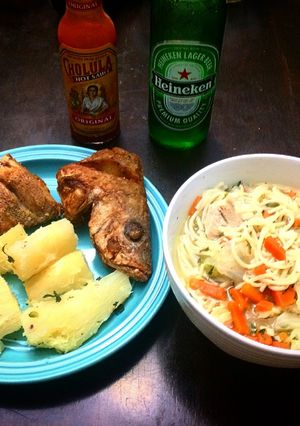 Una foto de Pescado Frito, Yuca Frita & Sopa de Pollo con Fideos