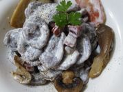 Una foto di sugo ai funghi