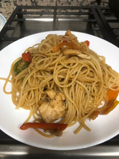 Una foto de Pasta con verduras y pollo