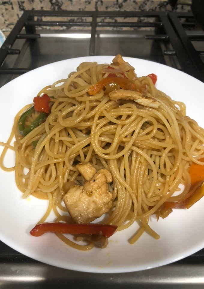Una foto de Pasta con verduras y pollo