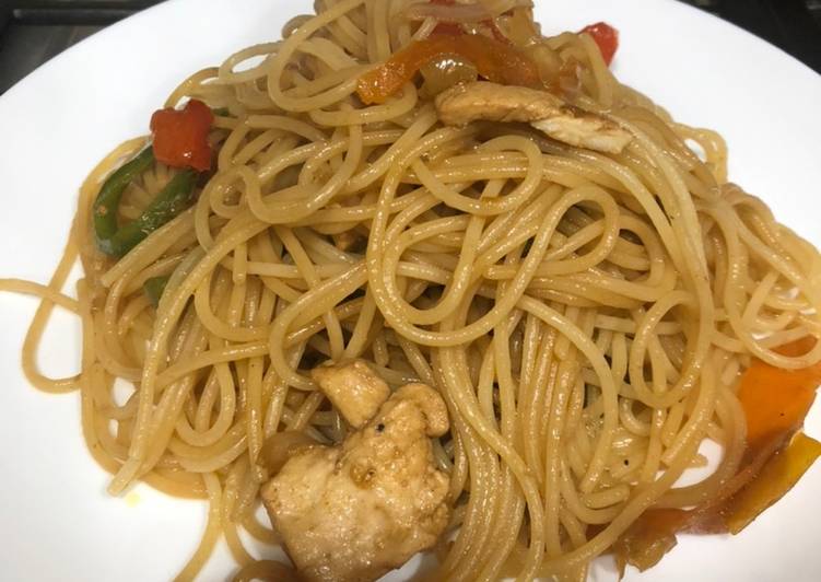 Pasta con verduras y pollo