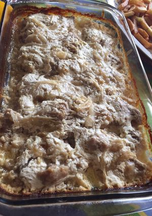 Az abbahagyhatatlan tejfölös-hagymás csirke recept fotója