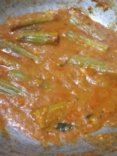 முருங்கைக்காய் காரக்குழம்பு (Murunkaikaai kaara kulambu recipe in tamil) செய்முறை முக்கிய புகைப்படம்