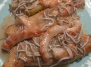 Una foto de gambones salsa marinera