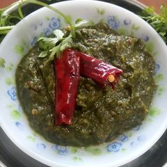 A picture of Dhaniya and Kachi keri ki Chutney.
