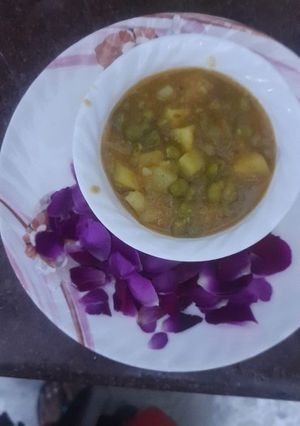 A picture of Aloo matar.