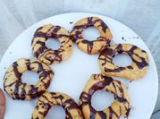 Una foto de donas al horno con relleno