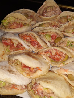 Una foto de Pan árabe (mekhmar) relleno