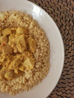 Una foto de Cous cous con pollo al curry