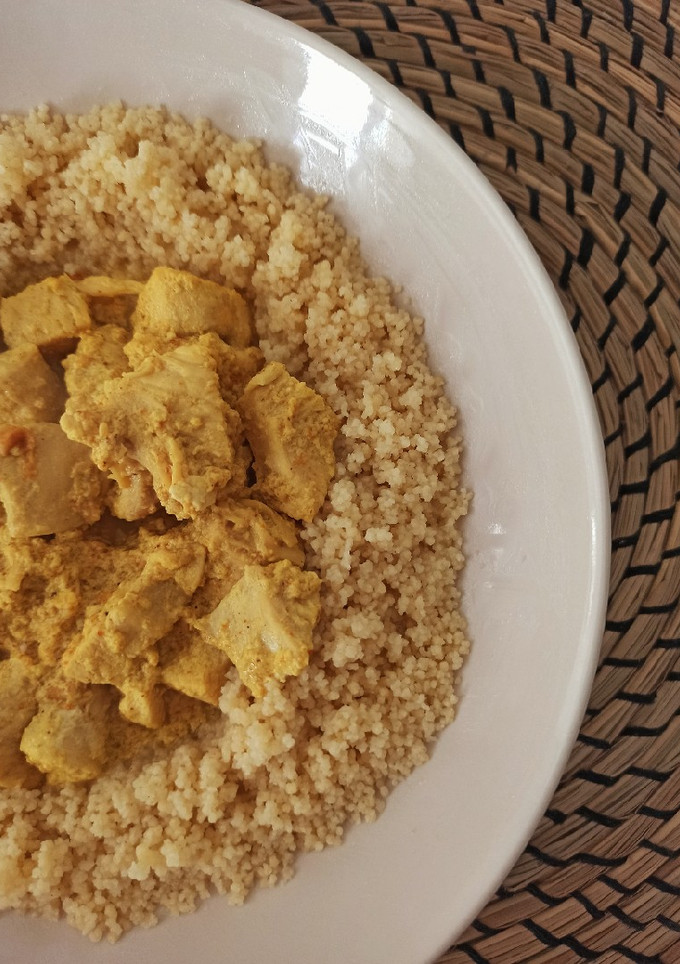 Una foto de Cous cous con pollo al curry