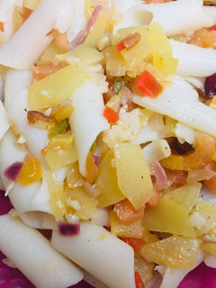 Una foto de Pasta penne con vegetales salteados, uvas y almendras🍝