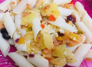 Una foto de Pasta penne con vegetales salteados, uvas y almendras🍝