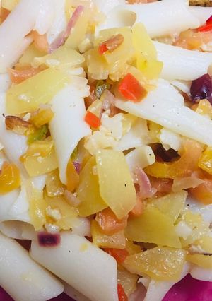 Una foto de Pasta penne con vegetales salteados, uvas y almendras🍝