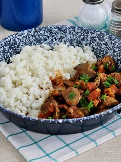 Szalonnás csirkemájpörkölt recept fotója