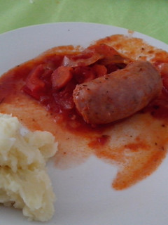 Una foto de Chorizos a la pomarola con puré de papas
