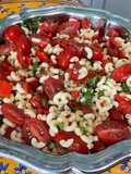 Salade de pâtes aux tomates cerises, poivrons rouges grillés et persil