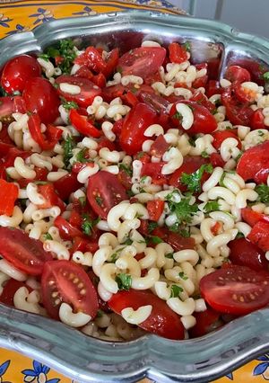 Une photo de Salade de pâtes aux tomates cerises, poivrons rouges grillés et persil