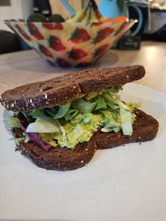 Una foto de Sándwich de pollo con aguacate