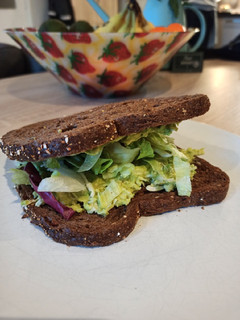 Una foto de Sándwich de pollo con aguacate