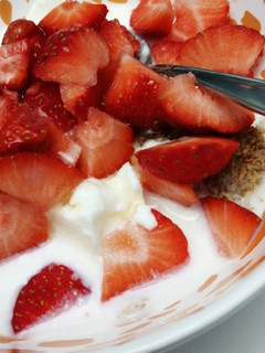 Una foto de Cereales con fresas y yogur
