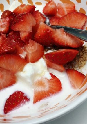 Una foto de Cereales con fresas y yogur