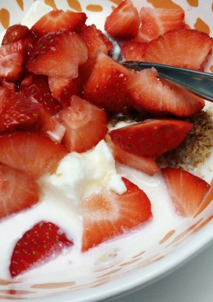 Una foto de Cereales con fresas y yogur