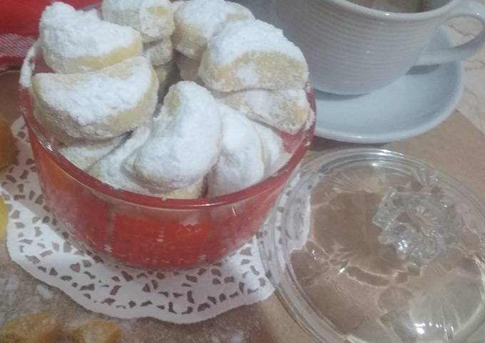 Kue putri salju mede