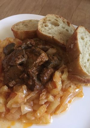 Májpörkölt lecsóágyon recept fotója