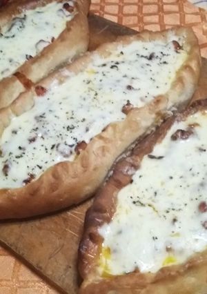 Φωτογραφία της συνταγής Πεϊνιρλί με ντομάτα μοτσαρέλα,βασιλικό και γαλοπούλα καπνιστή 😋