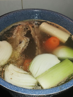 Una foto de Caldo casero de pollo con verduras olla gm