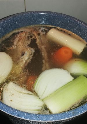 Una foto de Caldo casero de pollo con verduras olla gm