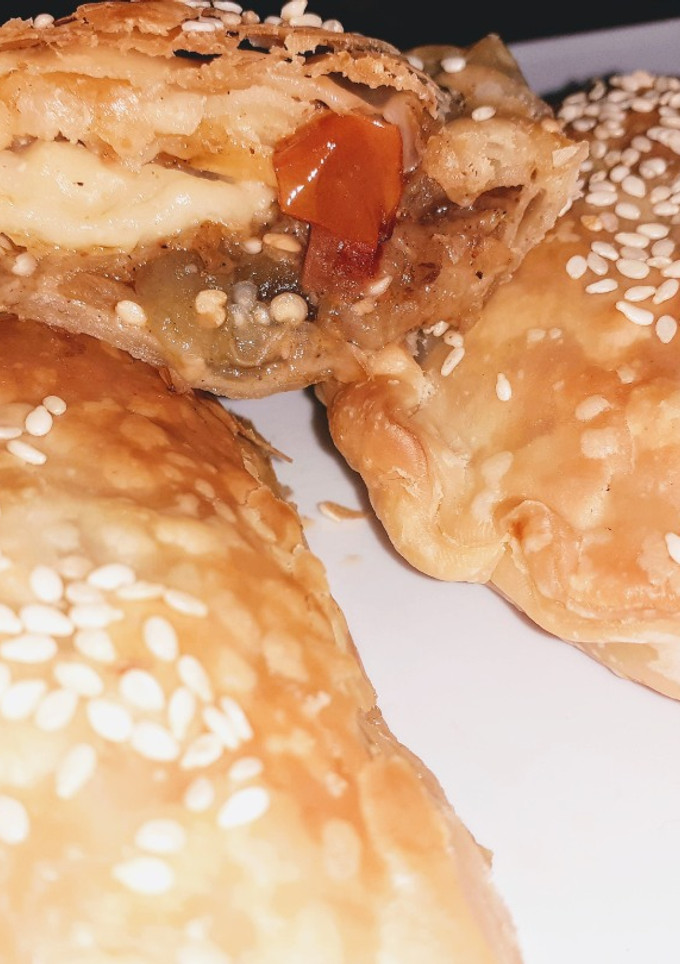 Una foto de BUREKAS Empanadas de Berenjenas Ahumadas con Cebolla, Tomate y Queso Receta Tradicional  Judía 🇮🇱