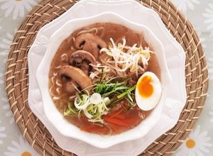 Una foto de Ramen de pollo