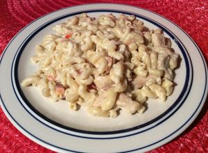 Una foto de Macarrones con pollo, bacón y bechamel de queso