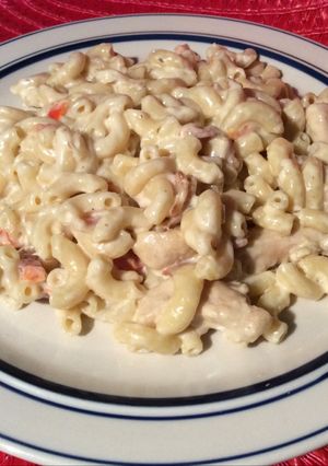 Una foto de Macarrones con pollo, bacón y bechamel de queso