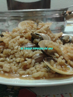 Una foto de Arroz con caracoles y moluscos