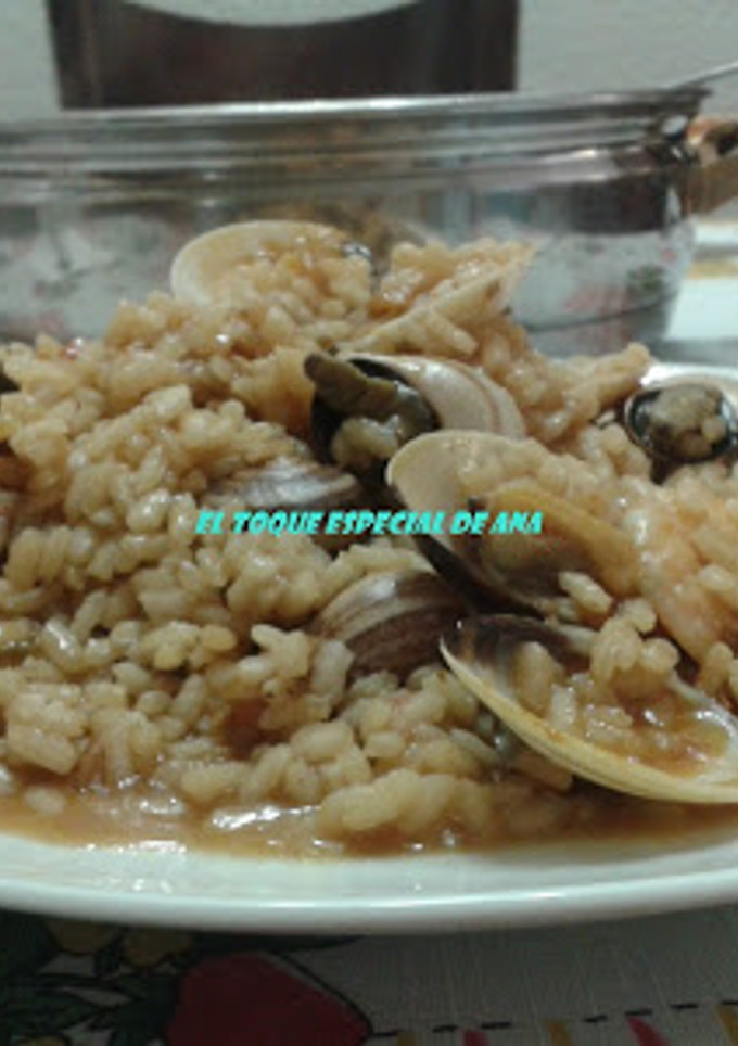 Una foto de Arroz con caracoles y moluscos