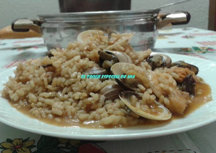 Arroz con caracoles y moluscos