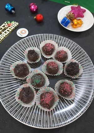 केक पॉपस (Cake pops recipe in hindi) रेसिपी मुख्य फोटो