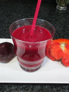 Una foto de Licuado de remolacha, pepino y tomate- veggie