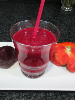 Una foto de Licuado de remolacha, pepino y tomate- veggie