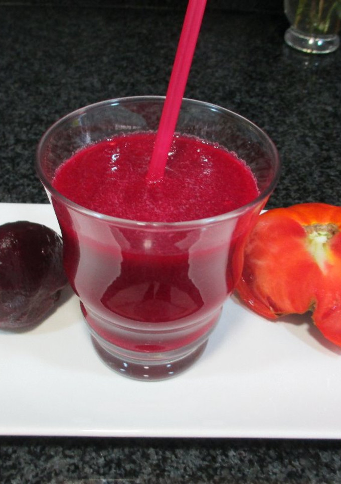 Una foto de Licuado de remolacha, pepino y tomate- veggie