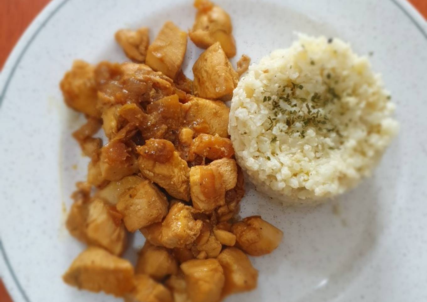 Pollo a la naranja con guarnición de coliflor